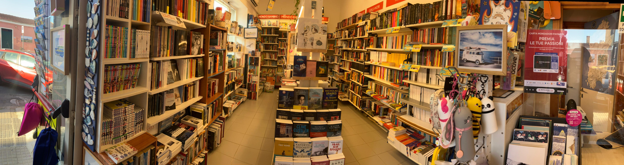 Il Labirinto Mondadori Bookstore a Stintino, interni della libreria